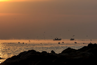 海平面落日夕阳余晖海岛渔船