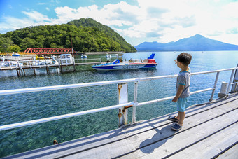 海边岛屿码头小孩