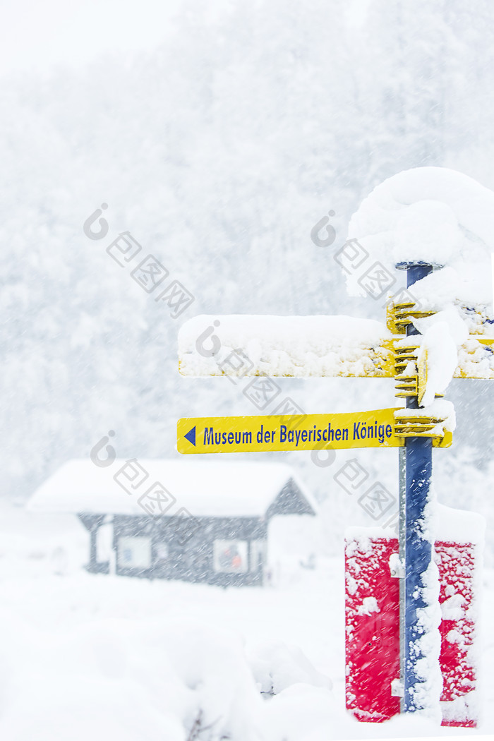 积满雪花的指示路牌