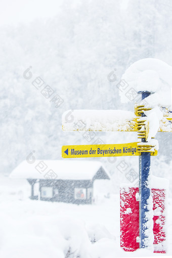 积满雪花的指示路牌