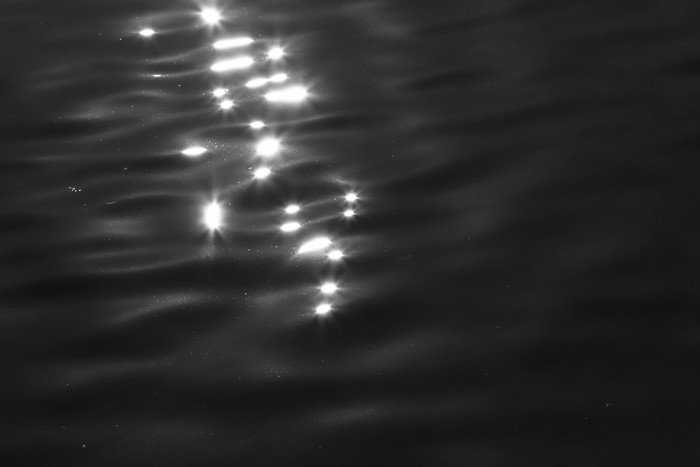 黑白发光的湖面波光粼粼