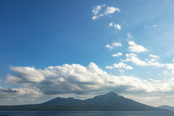 蓝天白云大山山峰