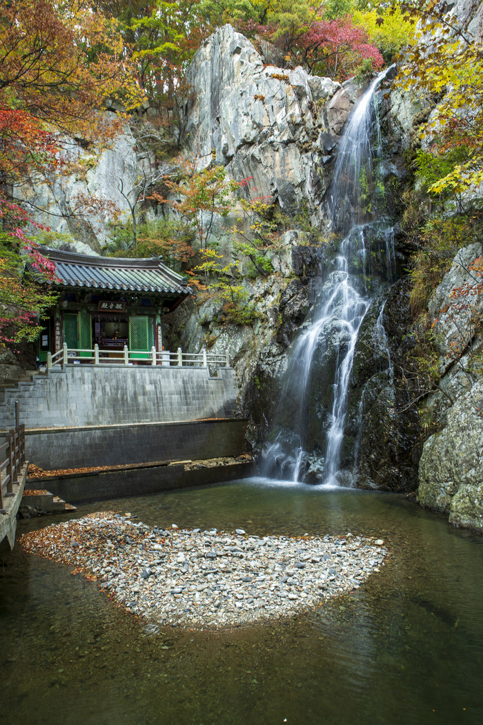 静谧的山涧瀑布和庙宇