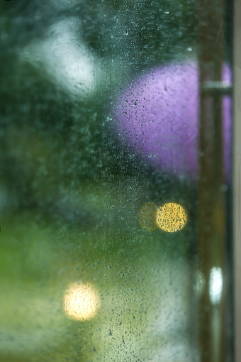 下雨天的<strong>雨水</strong>留在玻璃上的痕迹