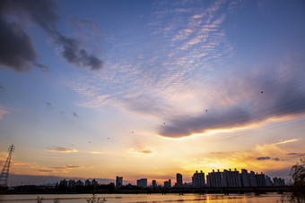 蓝天白云和金色夕阳下的建筑群