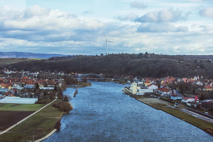 欧洲河流旁小城市