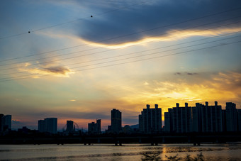 金色天空夕阳下的建筑群