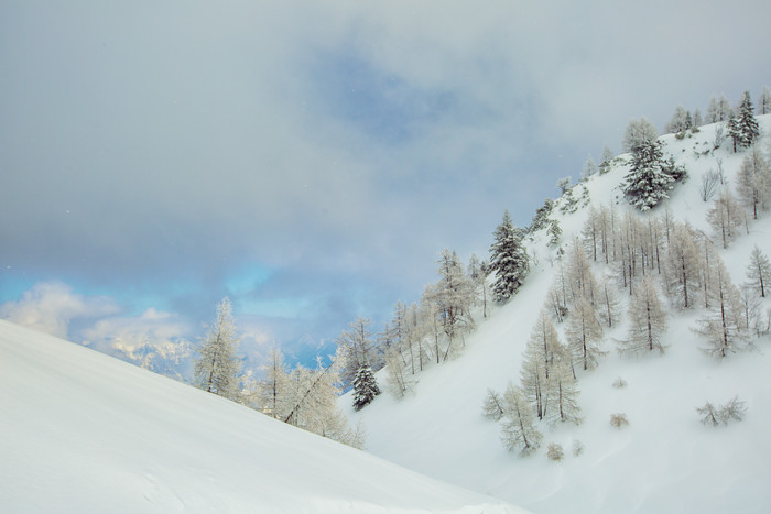 积满雪的山顶和放晴的天空