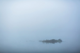 极简<strong>写意</strong>水墨风湖中小岛