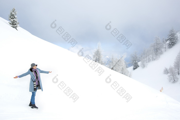 站在雪地里摆造型的美女