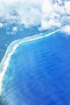 航拍海岸线沙滩低空白云蓝天