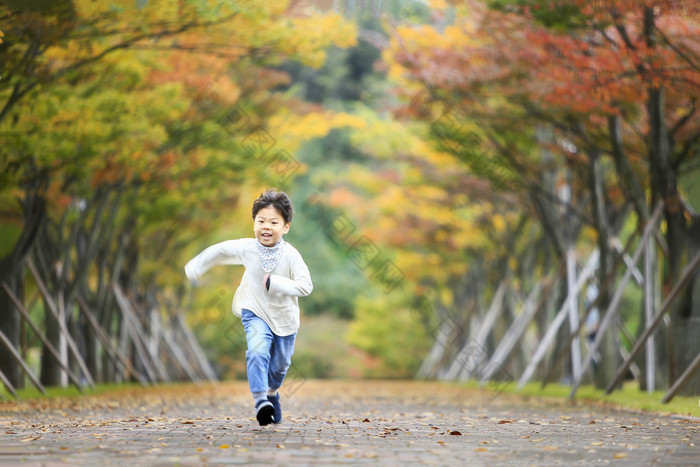 奔跑少年侧面图片