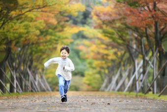 全力奔跑的小小少年