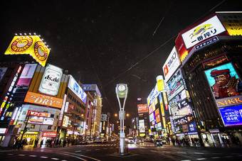 城市里车水马龙购物中心