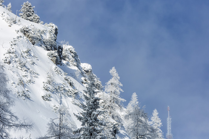 蓝天白云和积雪的山坡