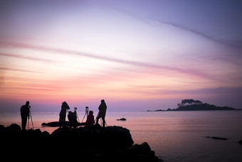 夕阳余晖下的海岛摄影师在拍摄