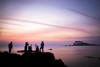 <strong>夕阳余晖下</strong>的海岛摄影师在拍摄