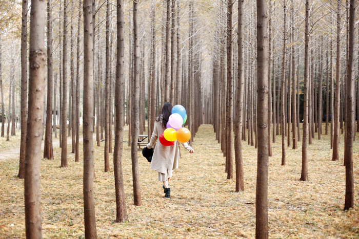 森林气球女子背影