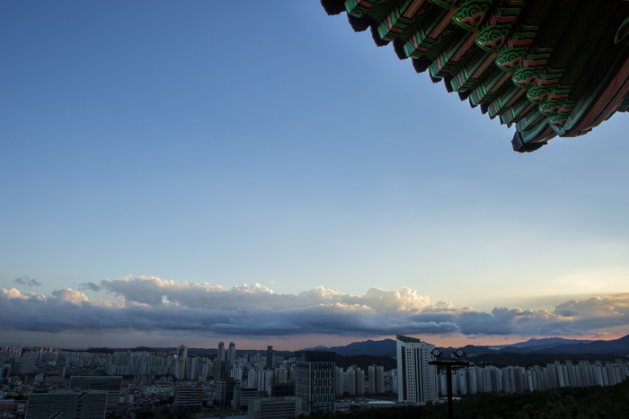 传统建筑屋檐和远处的城市建筑群