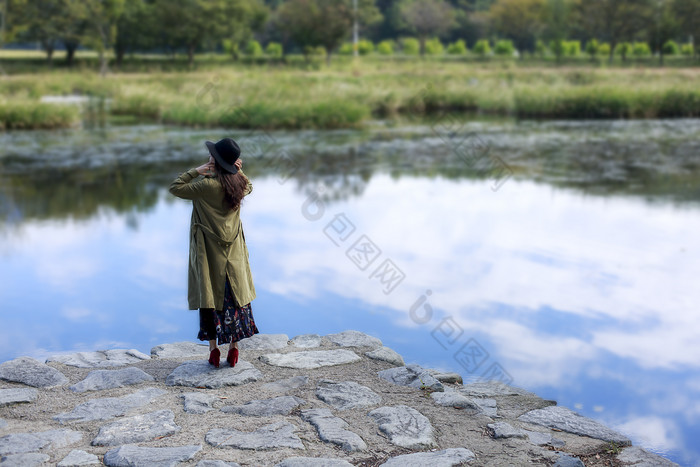 湖邊看風景的美女背影