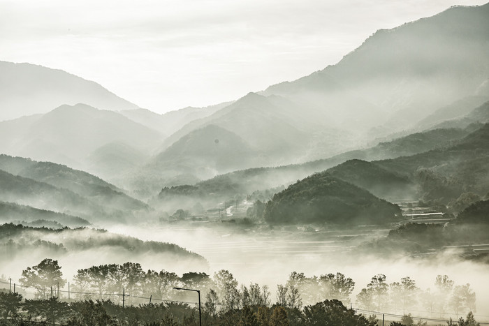 中国风写意山水画云雾山川