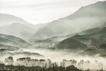 中国风<strong>写意</strong>山水画云雾山川