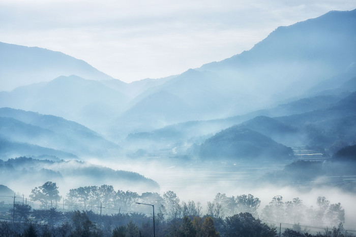 中国风写意山水画云雾山川蓝色调