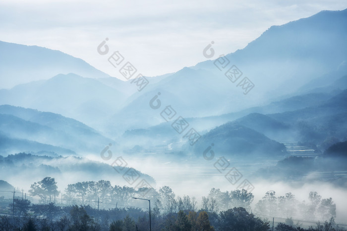 中国风写意山水画云雾山川蓝色调