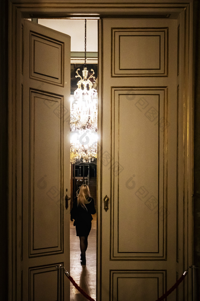 包图 摄影图 人物形象 【jpg】 金发女人在半开门的过道 所属分类