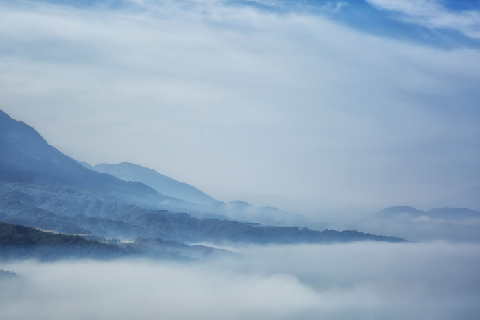 中国风写意山水画蓝色山川