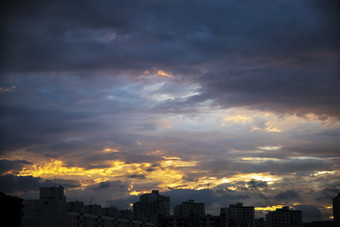 并排建筑物上面夕阳