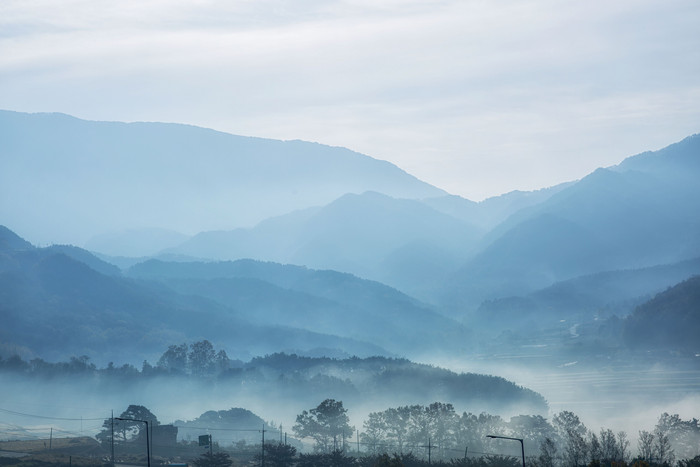 中国风写意山水画蓝色云雾山川