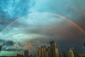 高耸建筑物<strong>天空</strong>整道彩虹