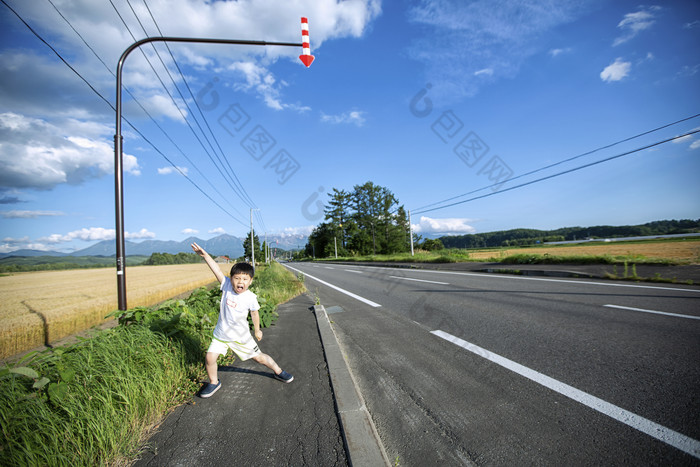 蓝天白云公路的小孩