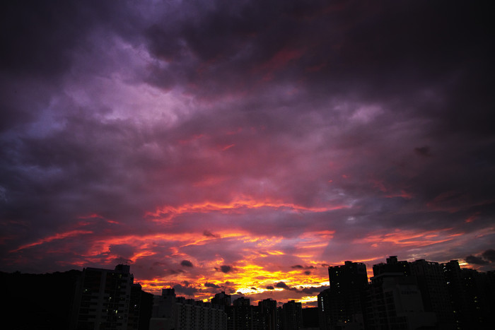 傍晚夕阳余晖的城市