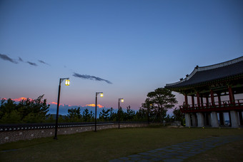 夜幕降临时的古风路灯和凉亭