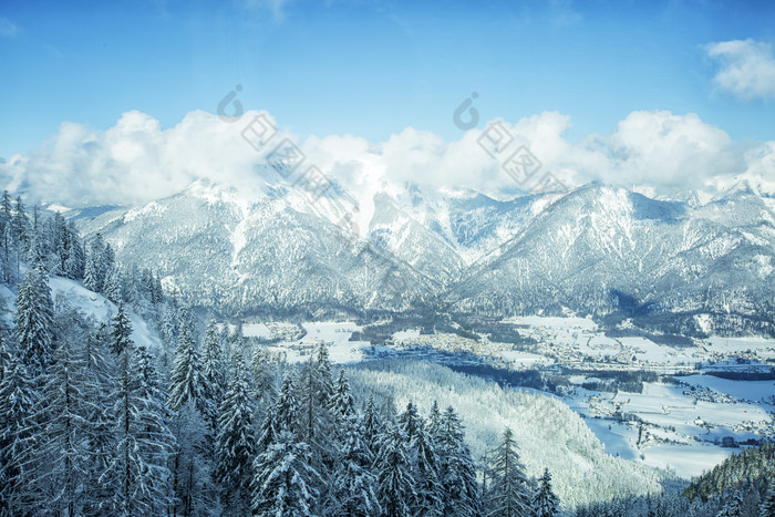 冬天冰雪覆盖的山川和蓝蓝的天空