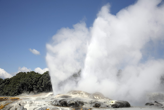 火山岩喷泉摄影插图