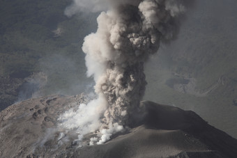 火山喷发烟雾风景插图