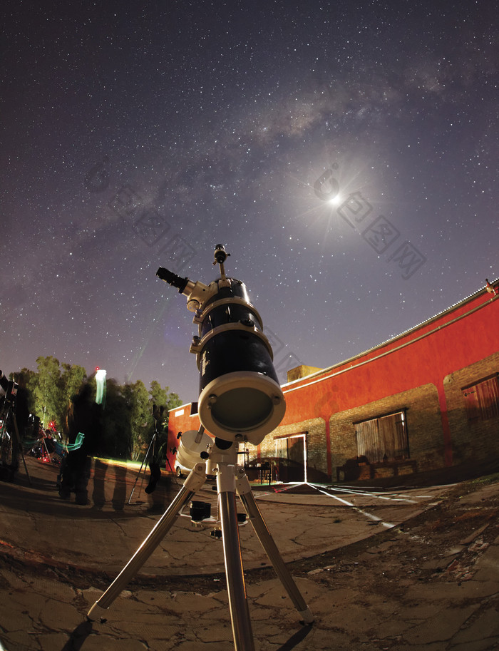 夜晚天文望远镜摄影图