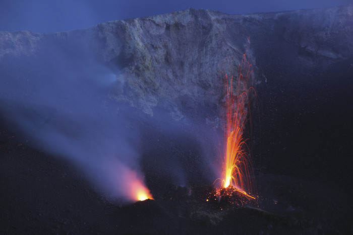 火山喷发熔浆风景插图