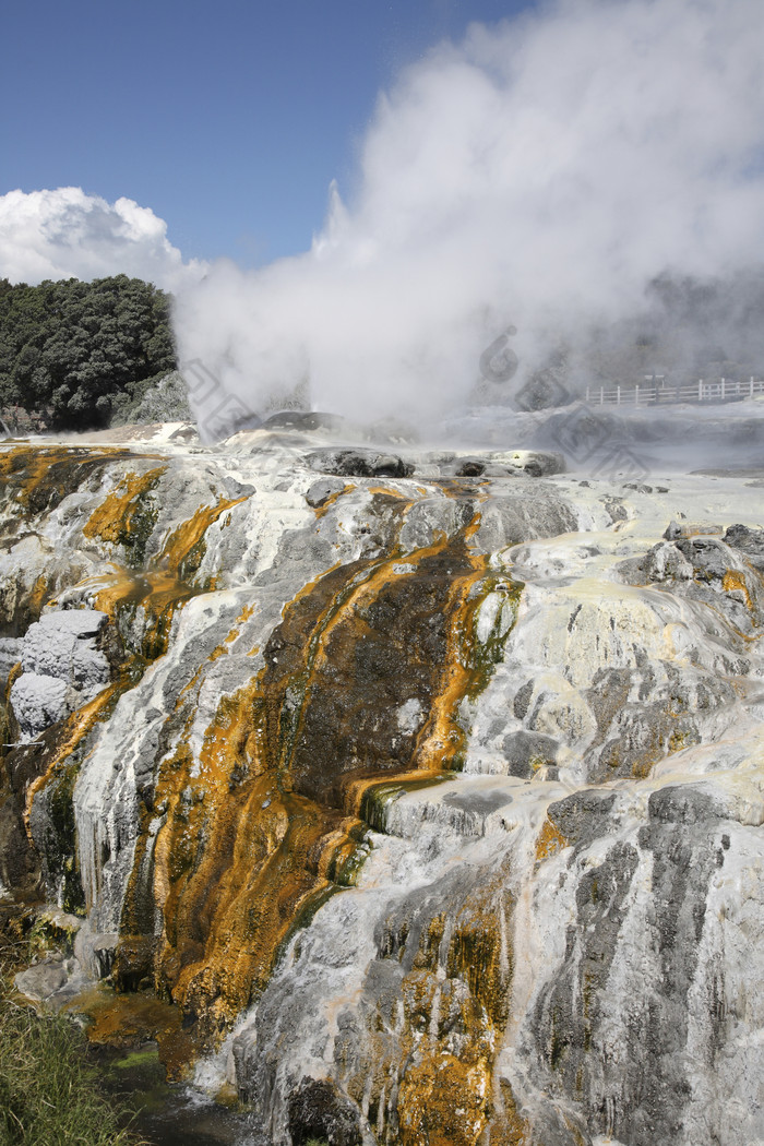 火山岩壁喷泉摄影插图