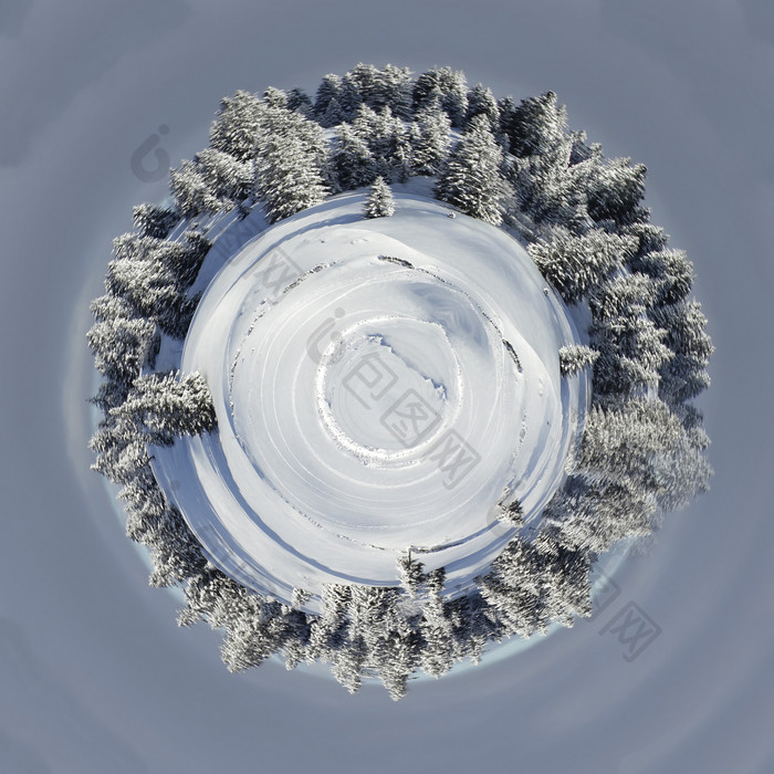 球形雪山森林摄影插图