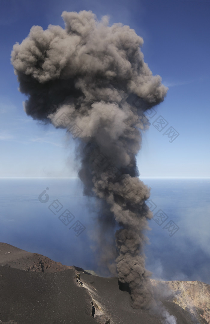 火山喷发烟雾烟尘摄影图