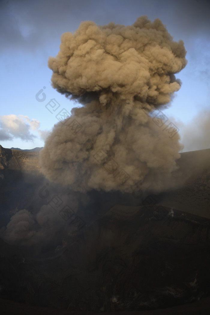 火山烟雾喷发摄影图