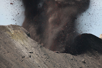 成层火山喷发摄影插图