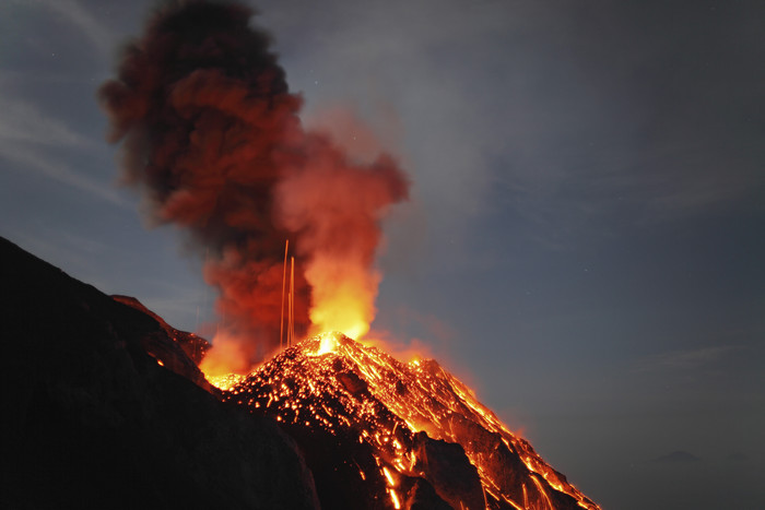 火山灾害爆发摄影插图