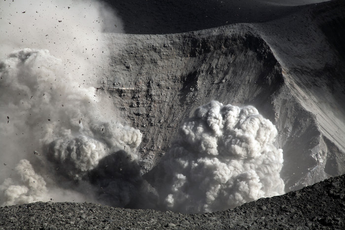 火山烟雾喷发黑白摄影图