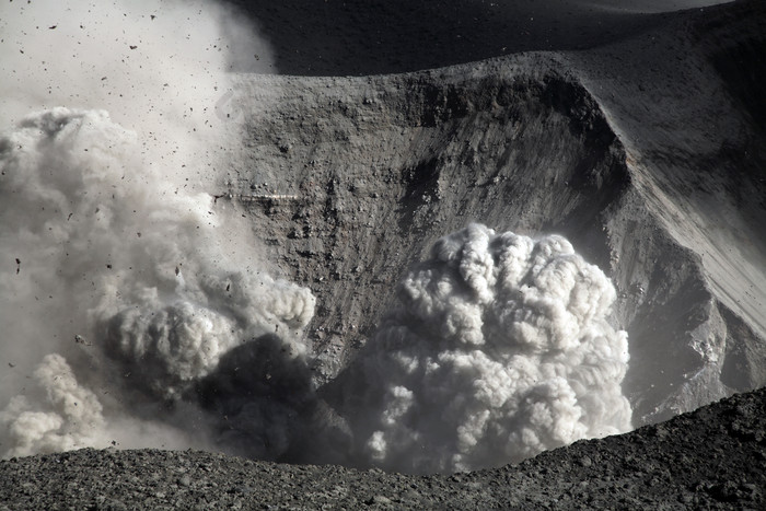 火山烟雾喷发黑白摄影图