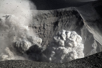 <strong>火山</strong>烟雾喷发黑白摄影图
